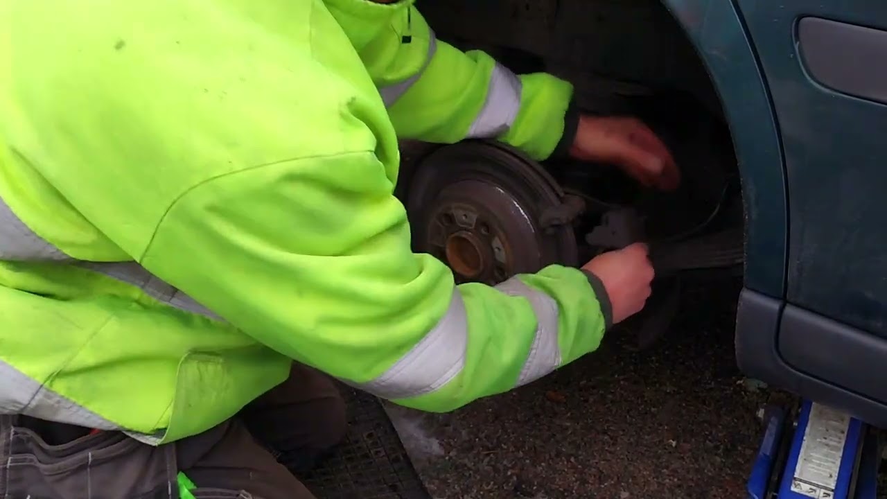 Byte av färdbromsar bak på Volvo V70n