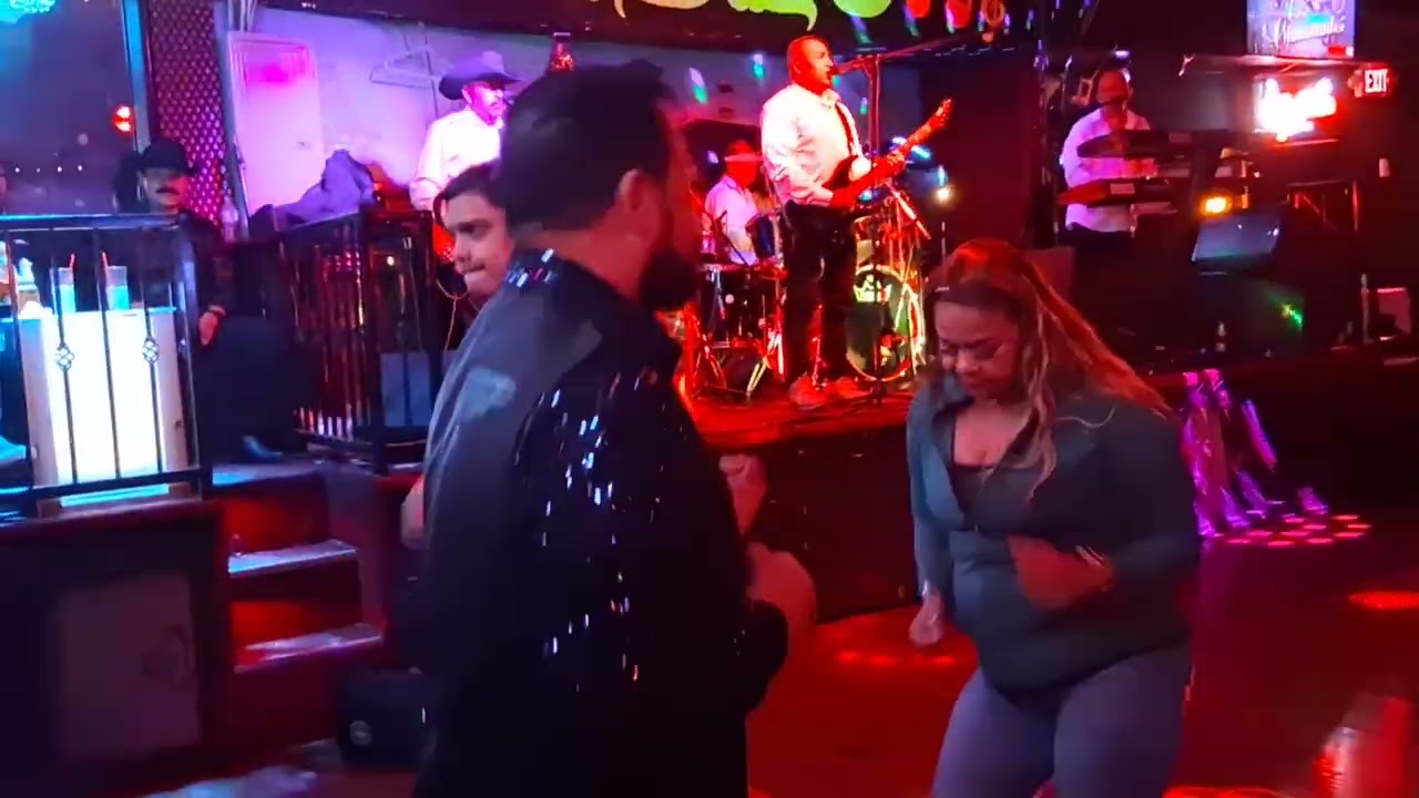 GRUPO ÉL TOCALLO EN ÉL PASEÓ NIGHT CLUB CON JOSÉ PEREZ 
