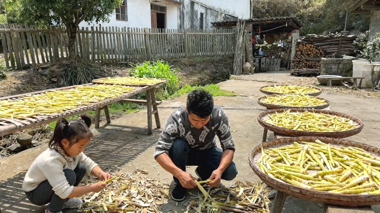 单亲爸爸独自带娃，女儿在家帮爸爸剥笋，儿子放学回来也会帮忙干活！#农村生活