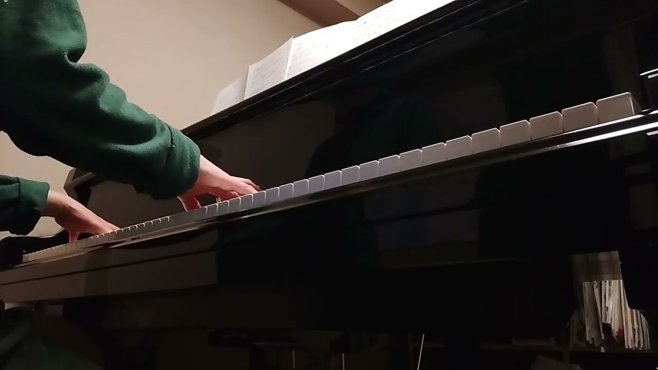 (組曲「ひとつの朝」より) ひとつの朝(混声四部合唱)ピアノの伴奏を弾いている練習の様子