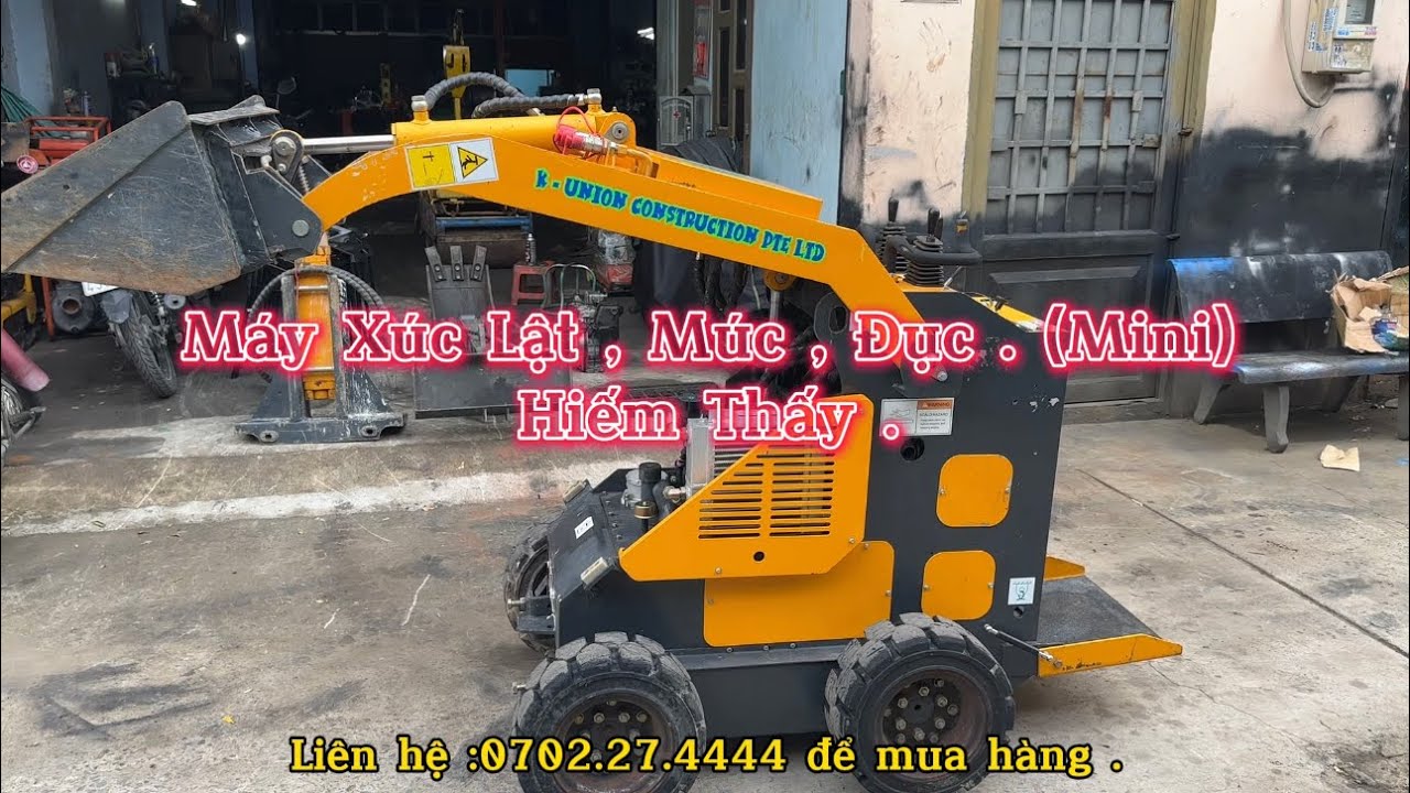 Máy xúc lật mini , có gàu múc và búa đục .