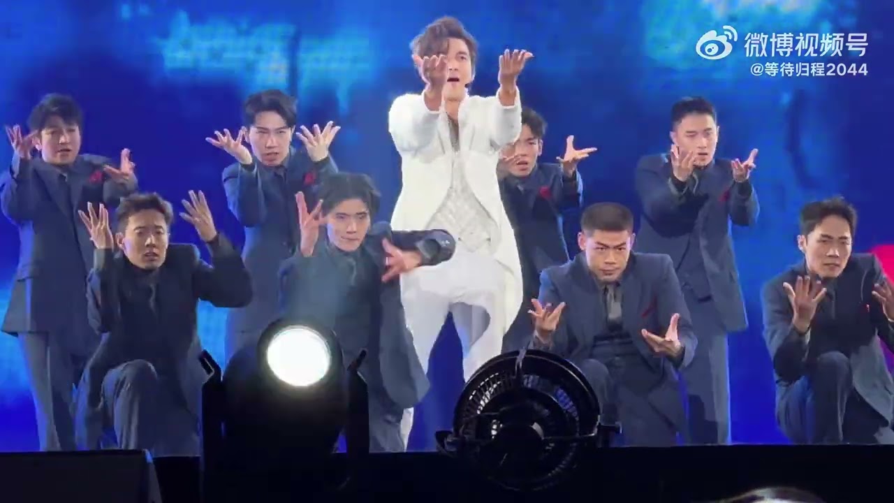 钟汉良「O巡回演唱会苏州站20241130《old school 》by 等待归程2044的微博视频 ​​​」