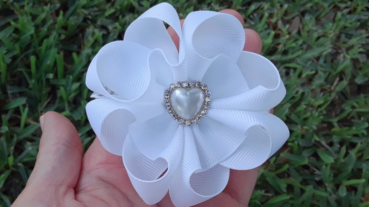 Flor Heloísa o Flor Boutique hecha con listón gros o popotillo de 2.5 cm. | Grosgrain Ribbon Flower