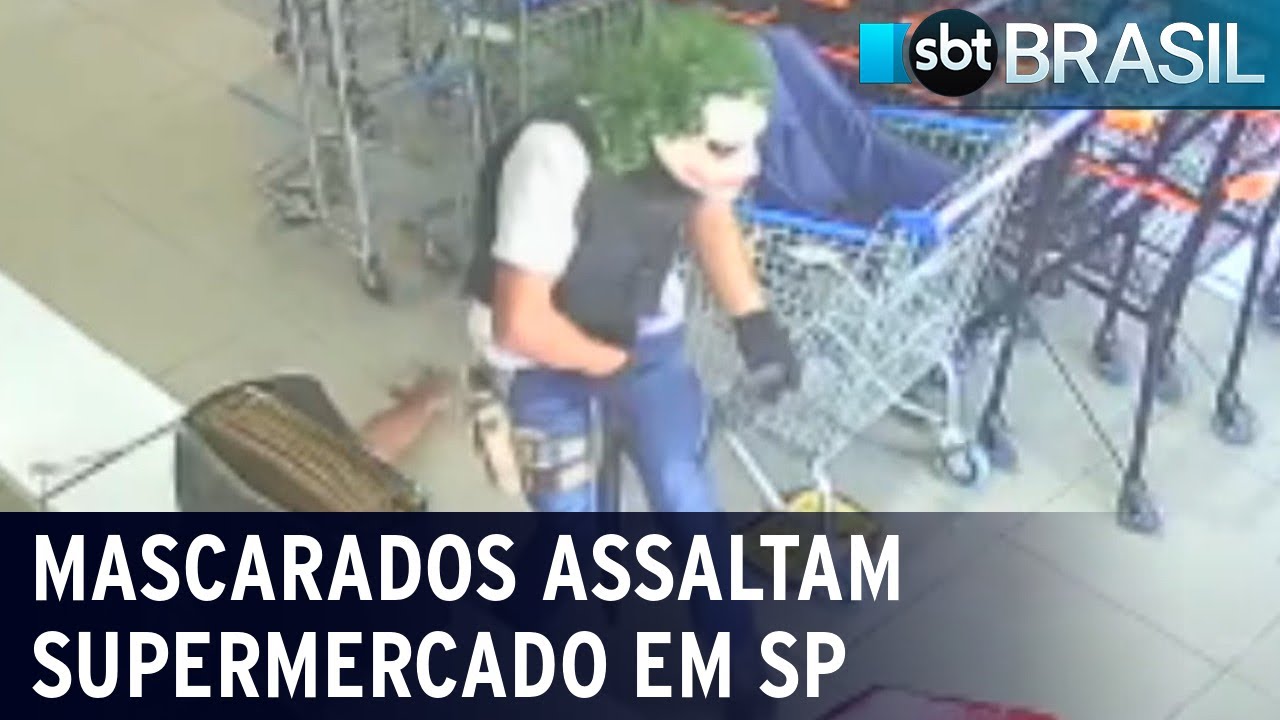 Criminosos usam máscaras de personagens em assalto e deixam dois baleados | SBT Brasil (05/04/22)
