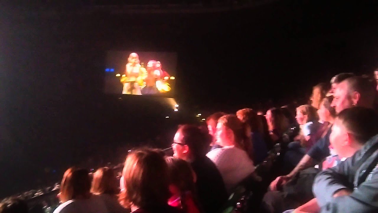 Katy Perry gives fan pizza! (So funny!)