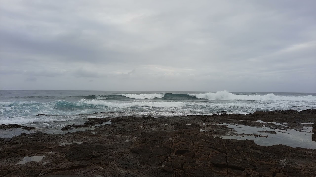 30min relaxing video of waves rolling in over rocks.- high quality sound - HD video