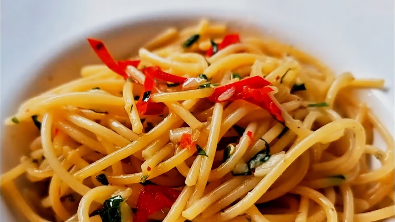 Garlic Chili Spaghetti | Aglio, Olio e Peperoncino - Italian Classic with a Fiery Twist 🌶️🍝