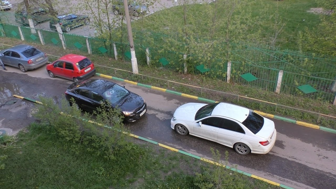 Девушки встретились на узкой дороге. Никто не хотел уступать!