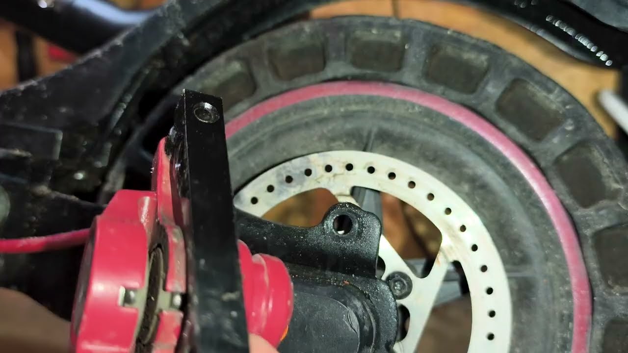Comment changer les plaquettes de freins d'une trottinette électrique urbanglide ride 100 max ?
