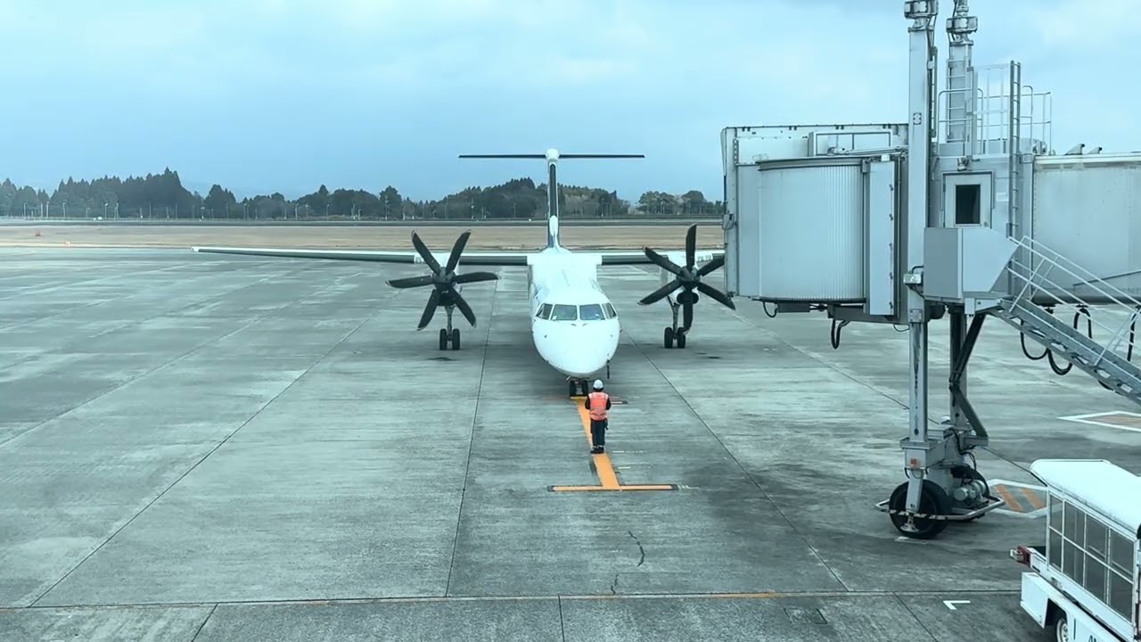 鹿児島空港ANAボンバルディアDH400はエンジンスタート回転シーン