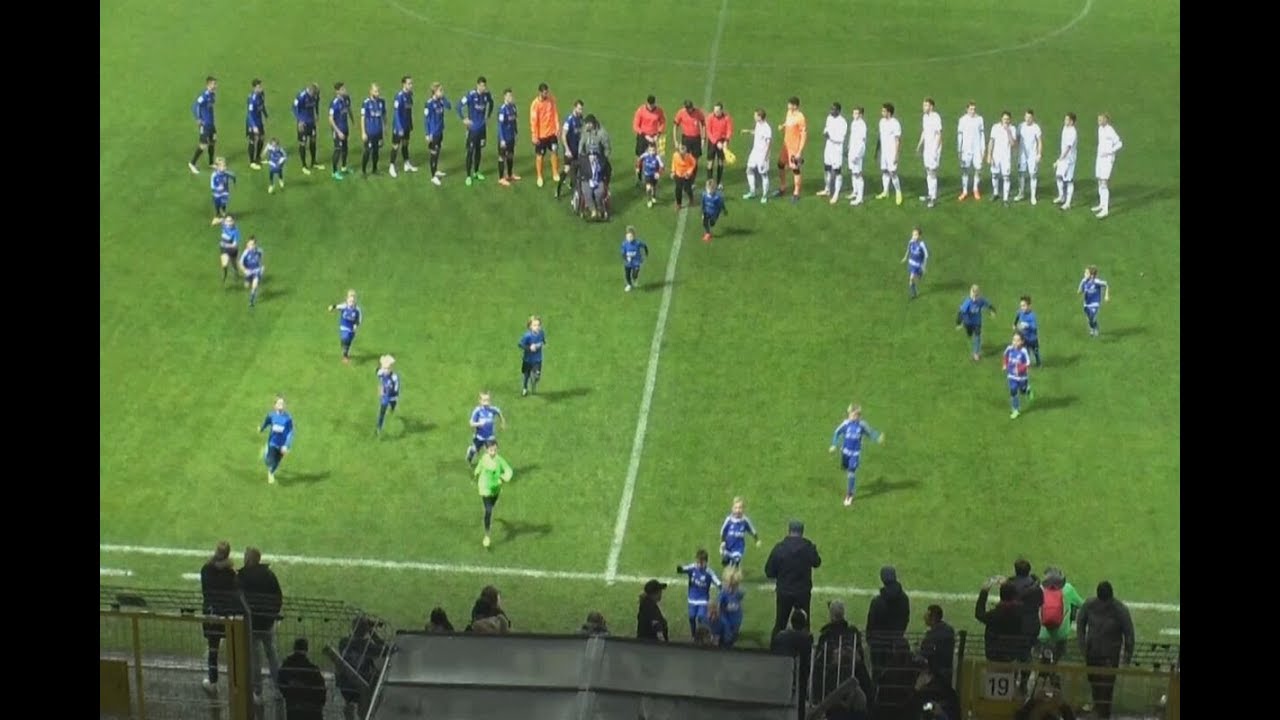 F-Jugend der DJK/Fortuna Edingen-Neckarhausen als Einlaufkids beim SV Waldhof