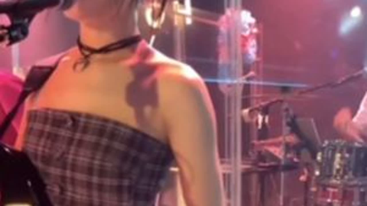 #livehouse #破打鼓的🎶 #致敬经典 《天下有情人》串《铁血丹心》音乐一起来，鸡皮疙瘩都起来了#现场版live #热门