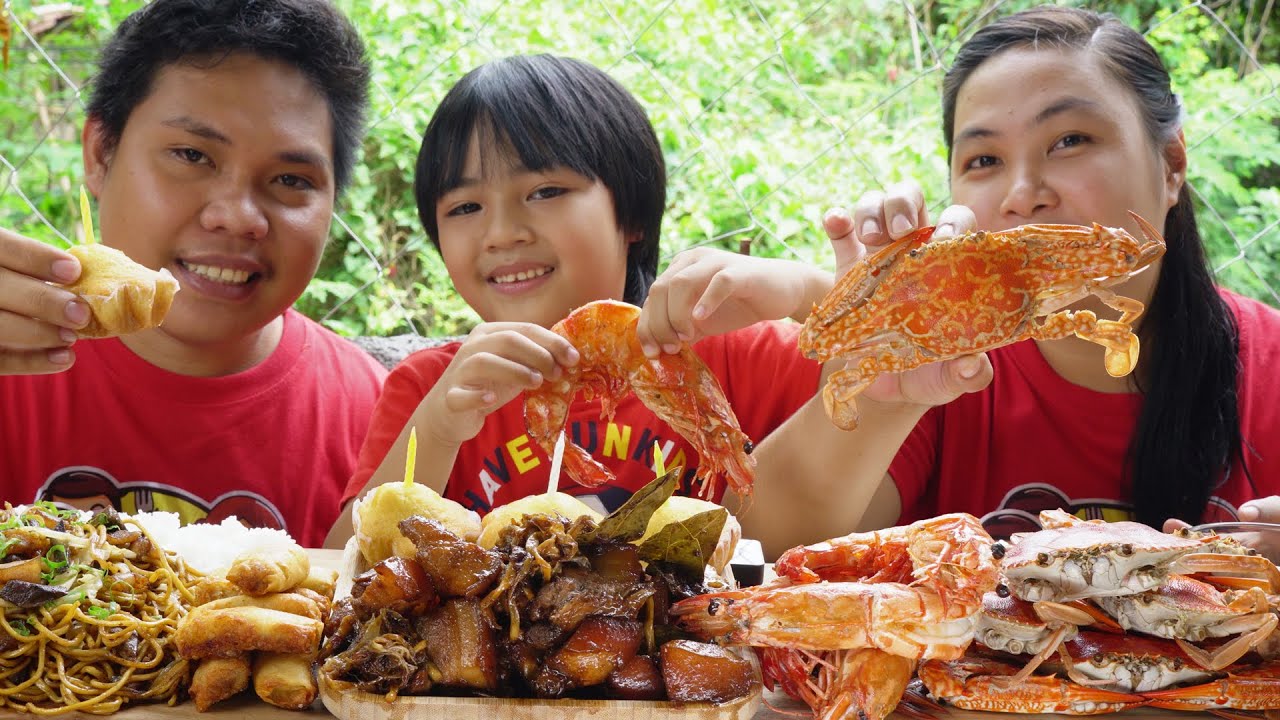GIANT PRAWNS + CRABS + SPRITE PORK ADOBO + PANCIT + LUMPIA | BISAYA STUDIO