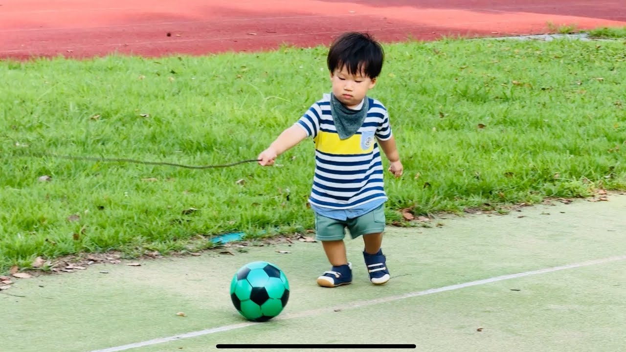 【特訓ボール軌道を知る】サムライソード！サッカーのドリブル【2歳4ヶ月】
