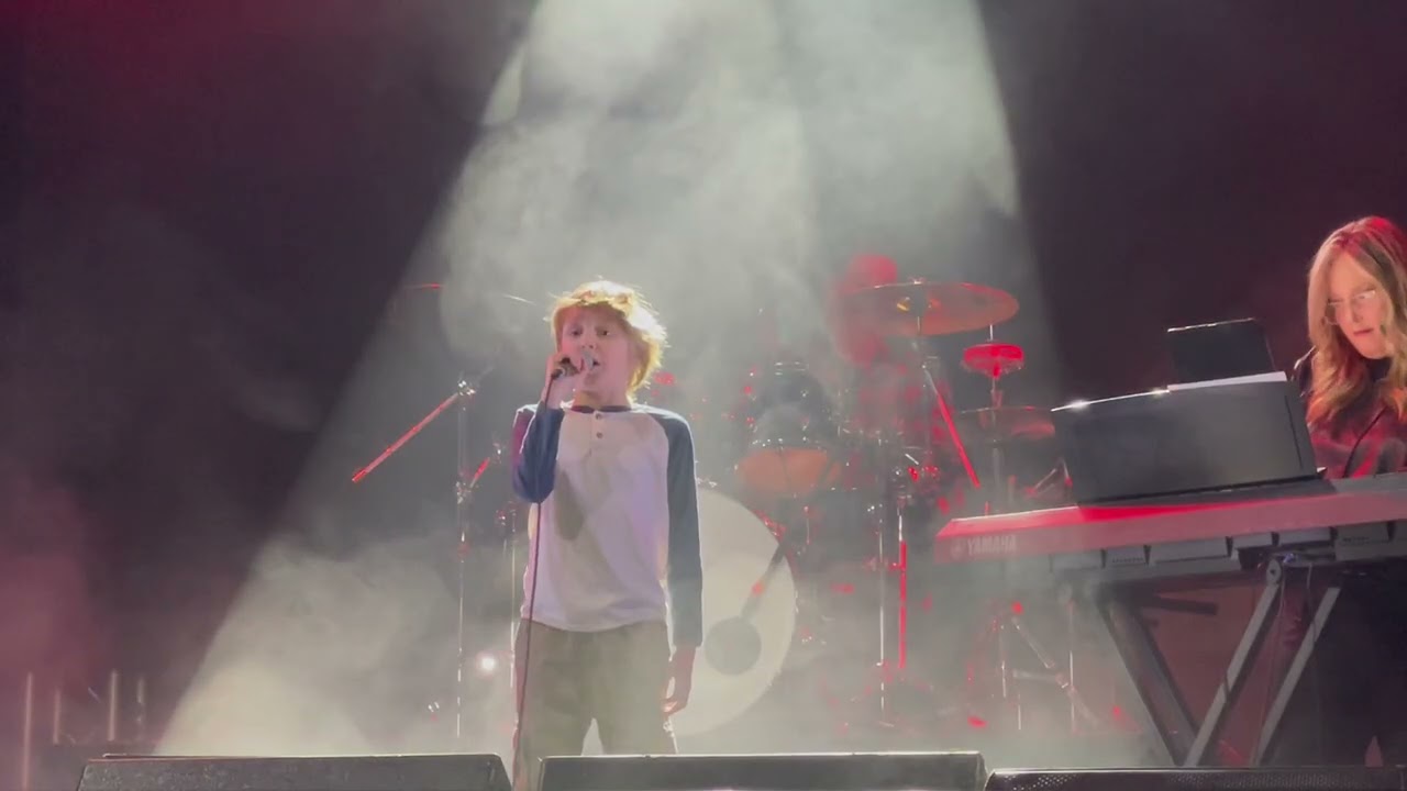 Noah Eller performing 