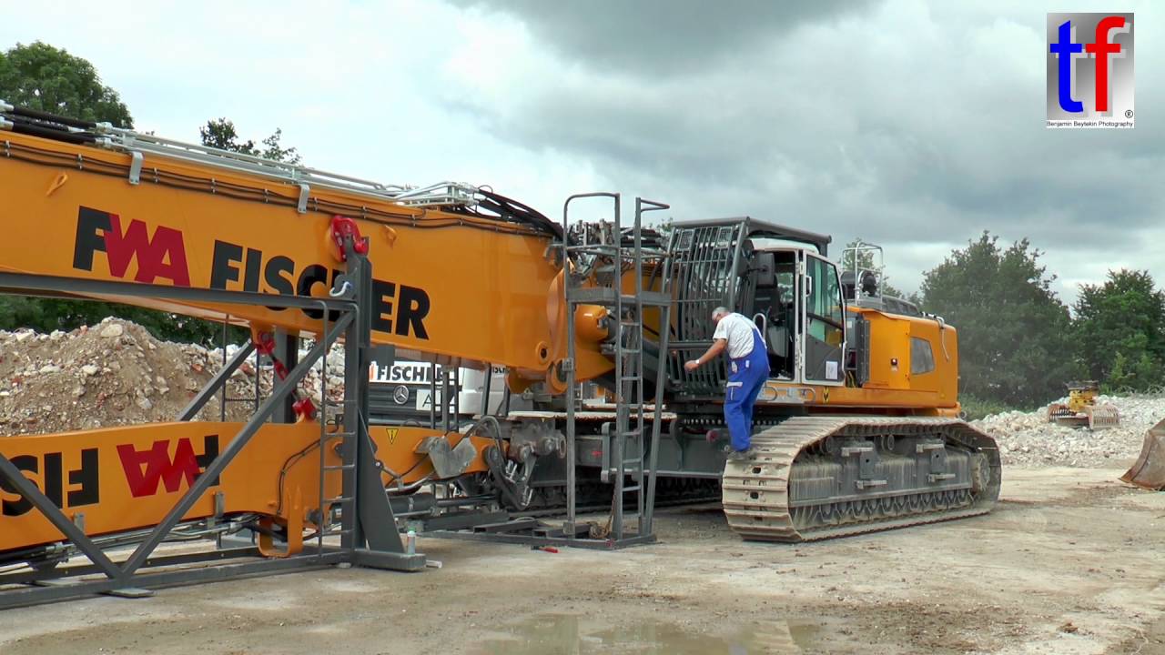 LIEBHERR R 960 HRD, Dockt am Longfrontausleger an, Schorndorf, Germany, 2016.
