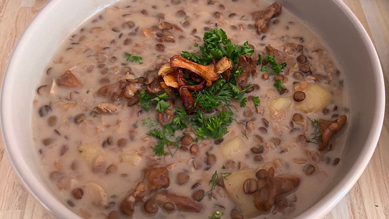 Cremige Pfifferlingsuppe mit Erbsen
