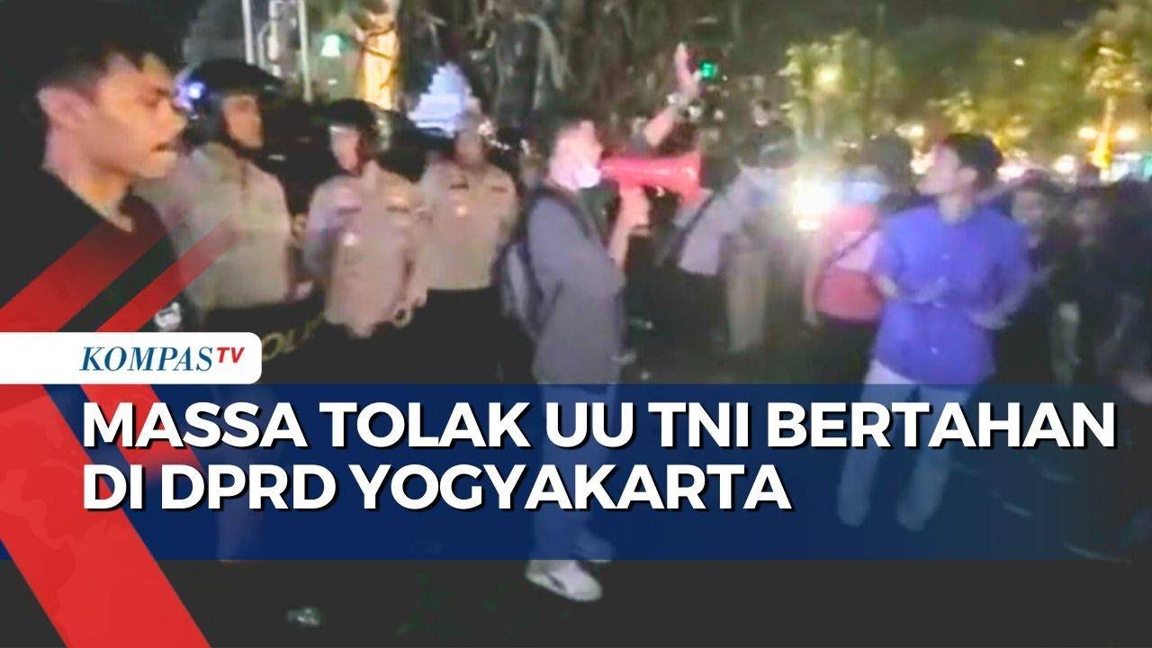Demo Tolak UU TNI, Massa Masih Bertahan di DPRD Yogyakarta Hingga Tengah Malam