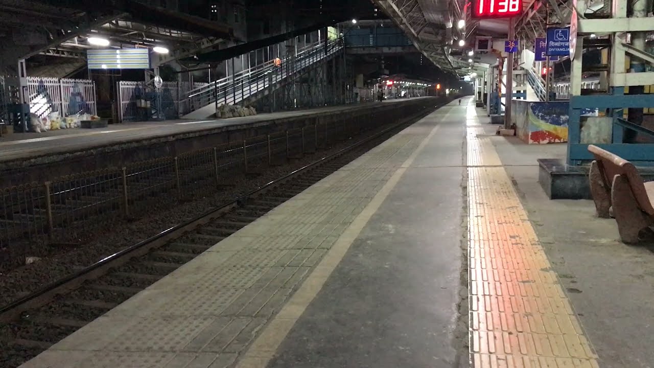 12239 Mumbai Central - Hisar AC Duronto Express heading towards Vadodara powered WAP-7