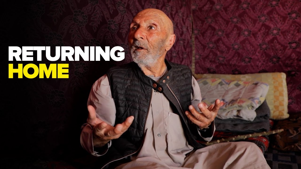 Syrian centenarian leads his family home