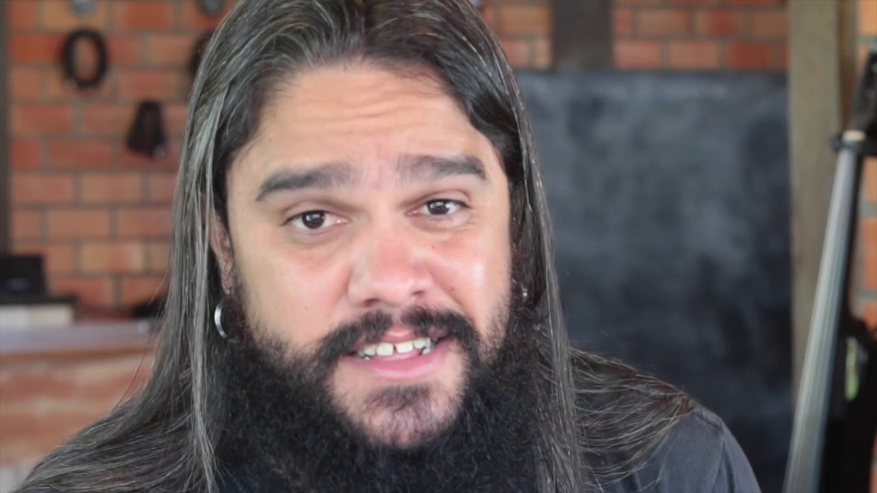 Mão esquerda no teclado - saia do básico // Léo Carvalho