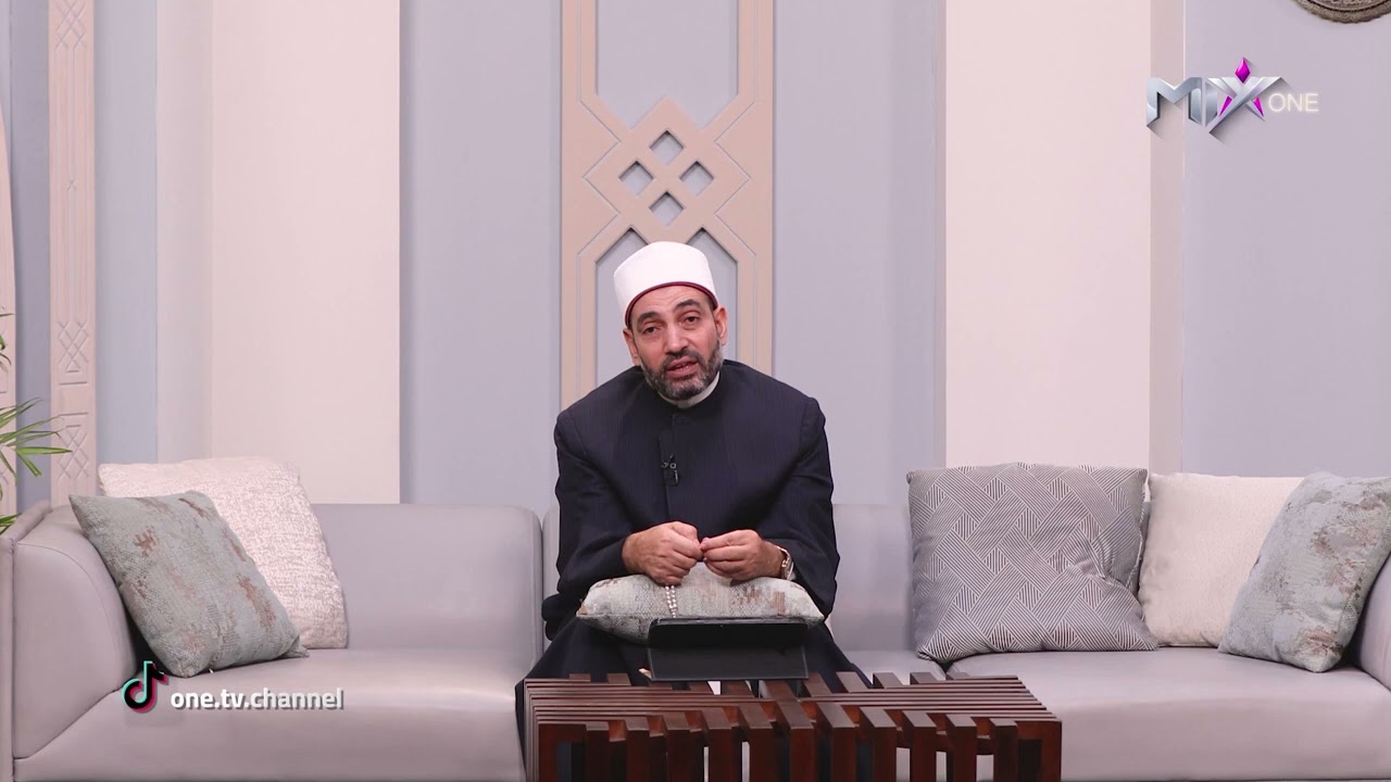 حكمة سيدنا النبي عليه الصلاة والسلام حينما دخل عليه رجلا غاضبا يطلب المال وأمسك النبي من جلبابه