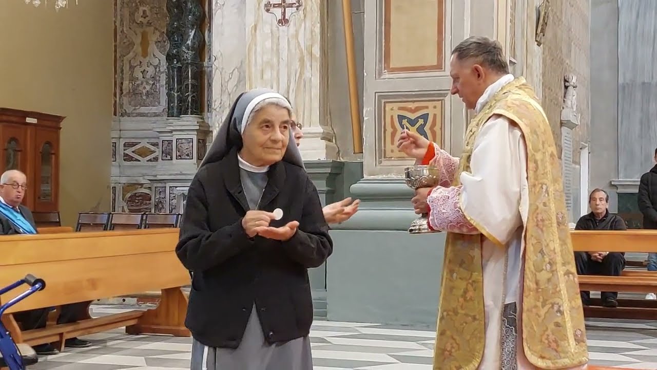 ORISTANO 23-4-2023. Arcivescovo di Leopoli mentre distribuisce l'eucarestia in cattedrale