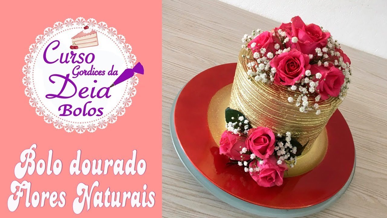 Bolo dourado com rosas naturais