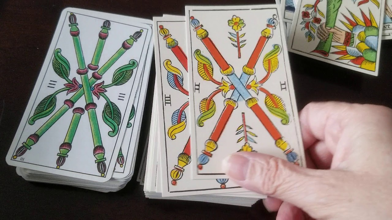 Comparison between Gassmann Tarot 1840 by Yves Renaud and Tarot Classic 1974