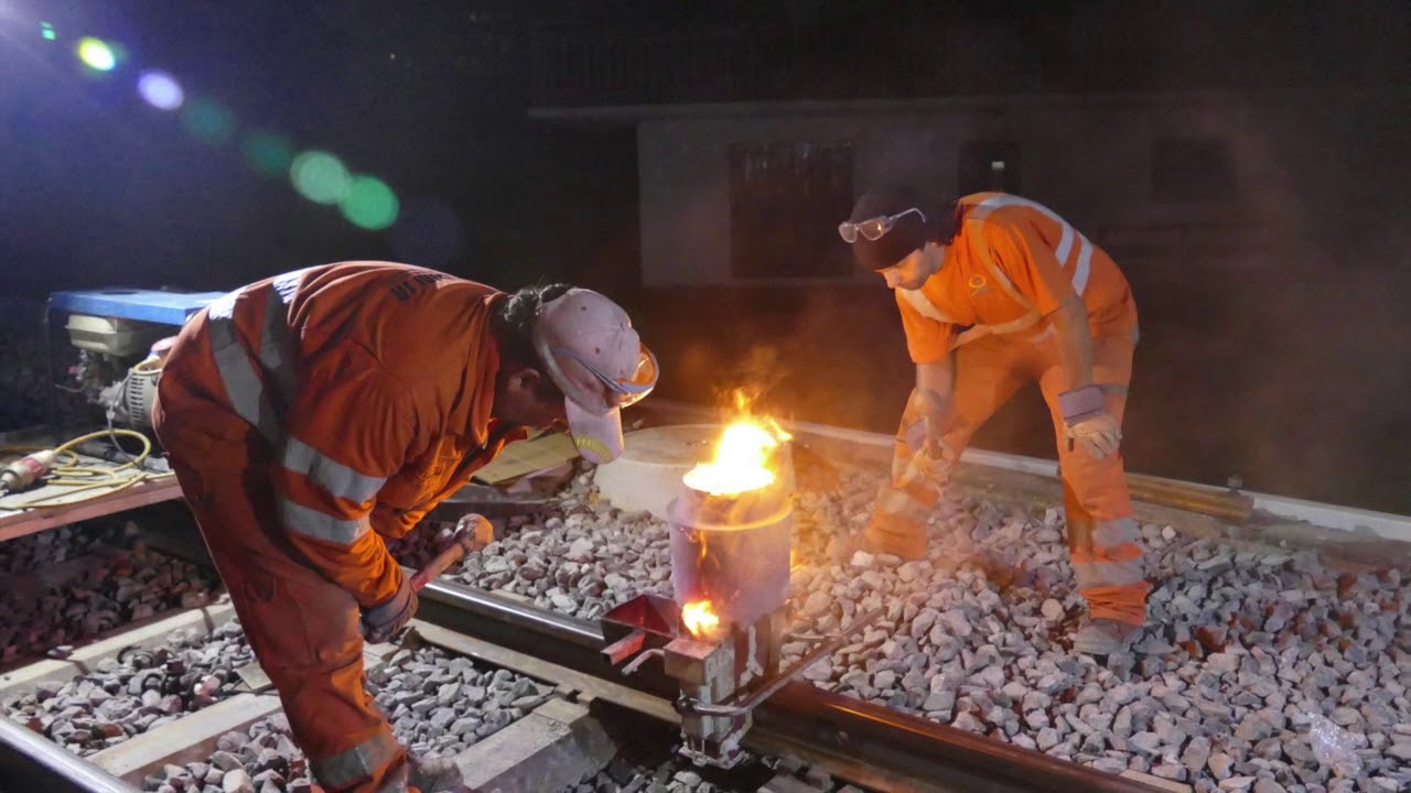 Aluminothermie : soudure de rails avec de la thermite