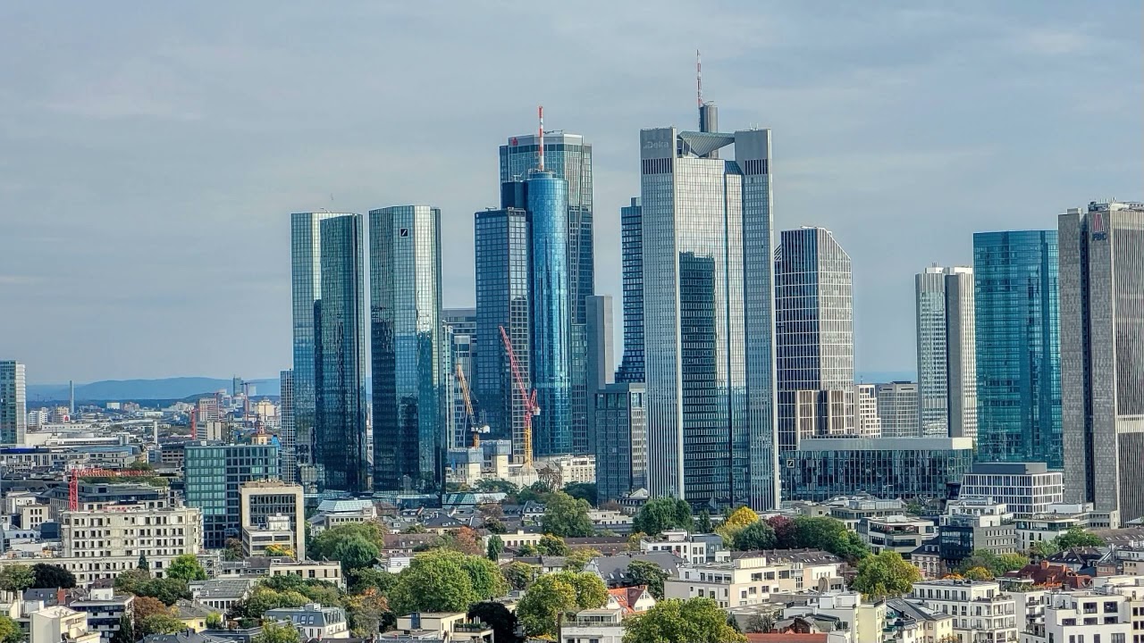 Der Melia Tower und die Skyline in Frankfurt am Main