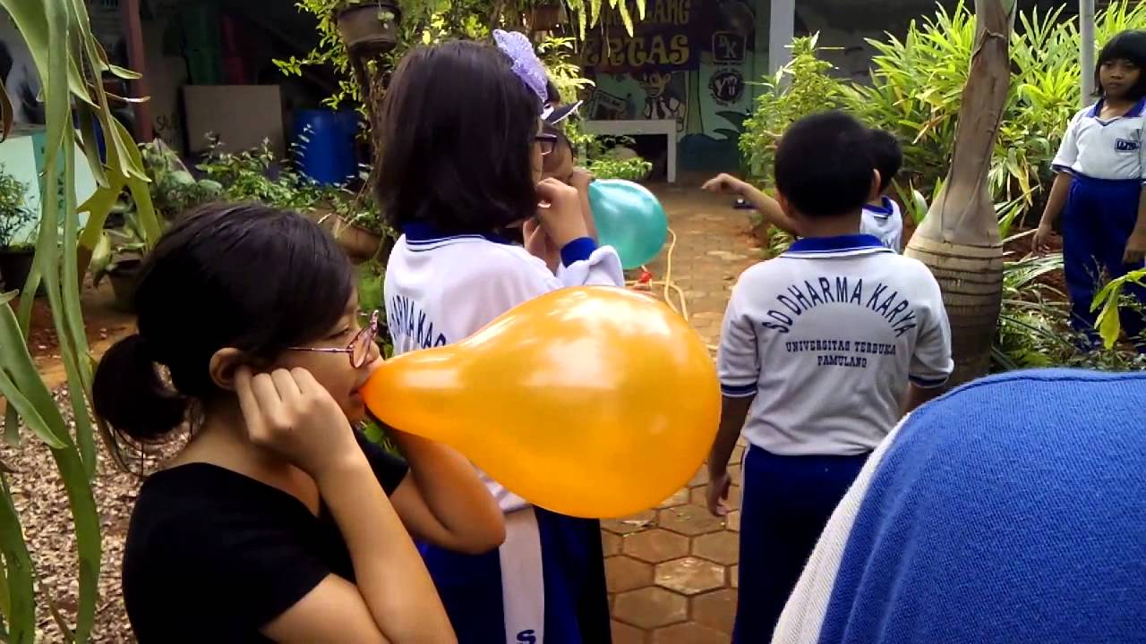 Lomba meniup balon sampai pecah