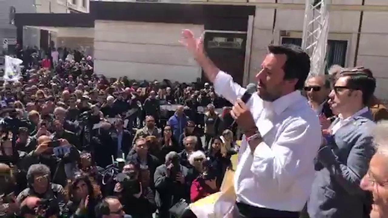 Catanzaro, cori e fischi contro Salvini. Il ministro: 