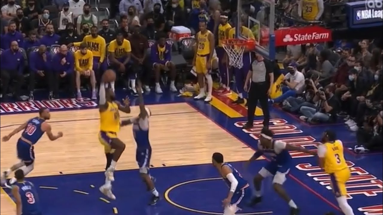 Lebron James honors passing Kareem all time with the sky hook