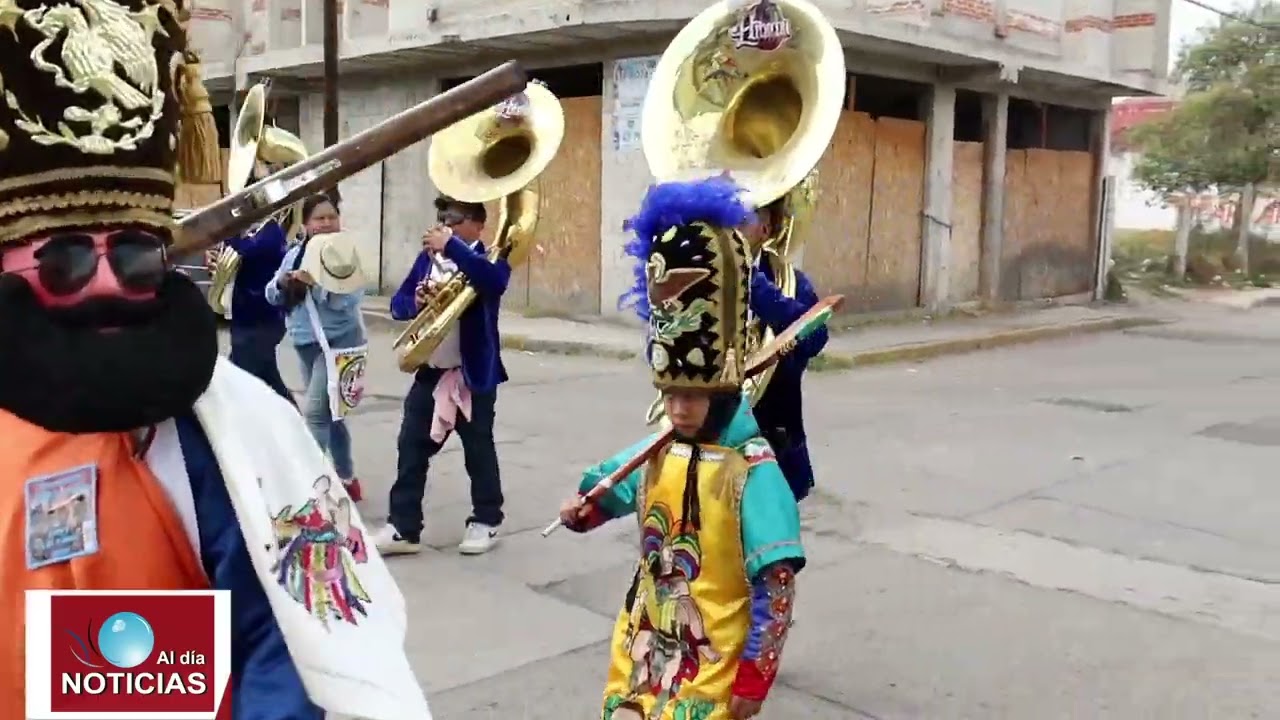 Zapadores del Primer Barrio realizando un paseo m&aacute;s en el Carnaval de Huejotzingo 2025