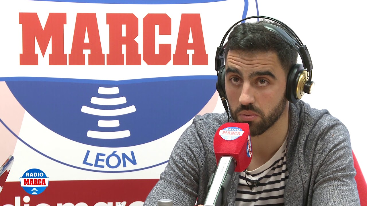 Víctor Díaz, jugador de la Cultural, visita los estudios de Radio Marca León