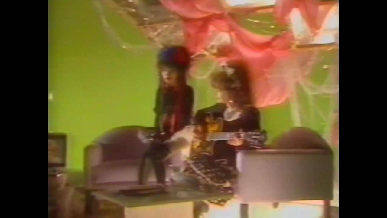 Strawberry Switchblade - Who Knows What Love Is? [Saturday Superstore 16th March 1985]