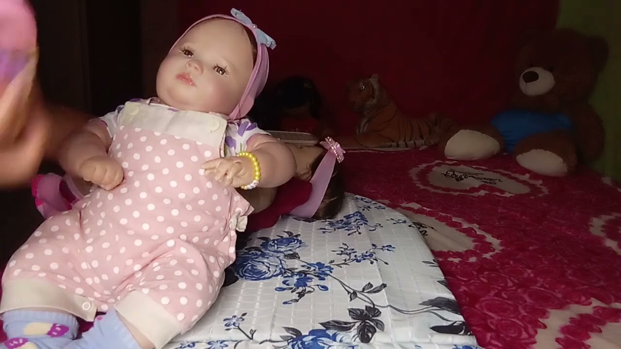 Fazendo uma troquinha das bebezinhas zoe e zaya e dando mamazinho delas 