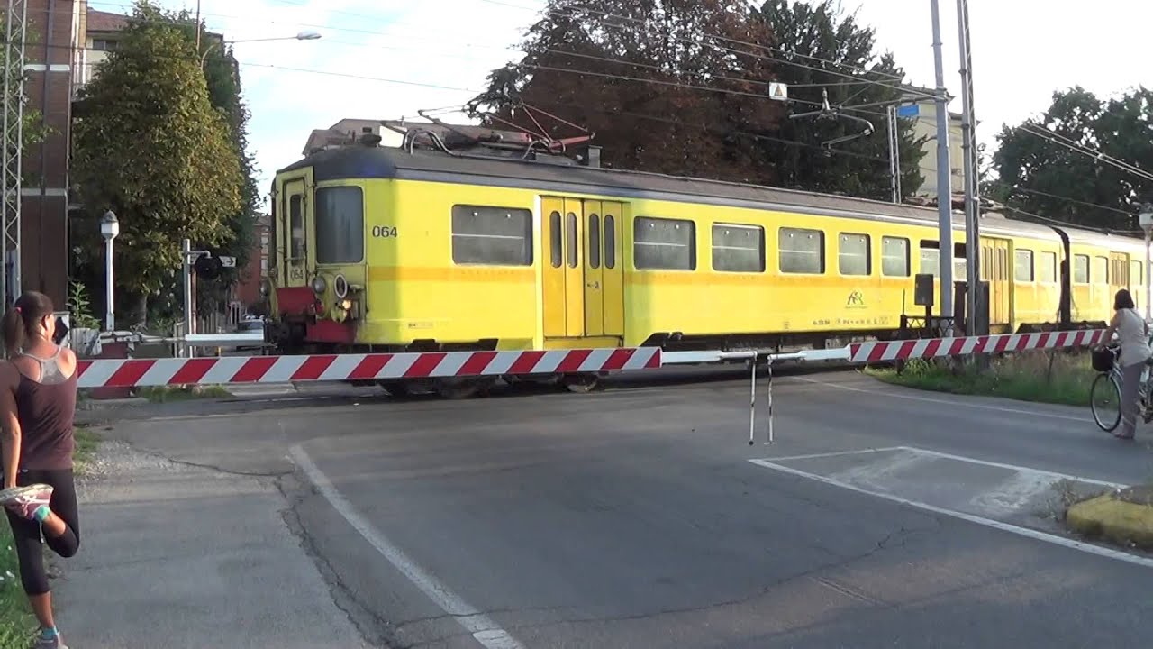 Passaggio a livello di via Morane in HD - Modena // Level Crossing