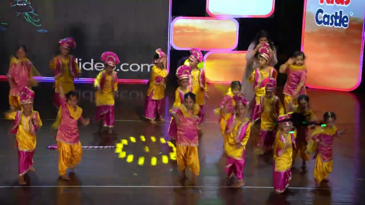 Cute UKG Kids Dance on Rang De Basanti 🇮🇳 | Annual Day 2025 | Kidscastle School  #rangdebasanti