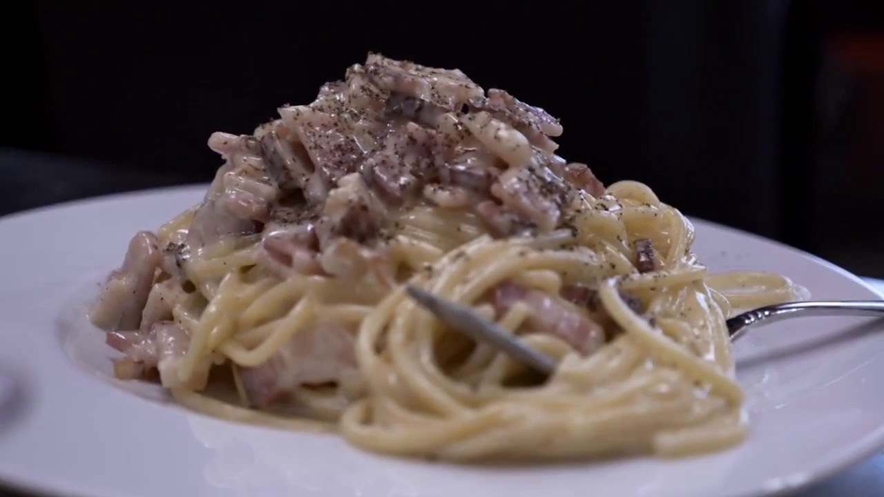 Renato Gualandi prepara la sua storica carbonara con gli studenti di CAST Alimenti