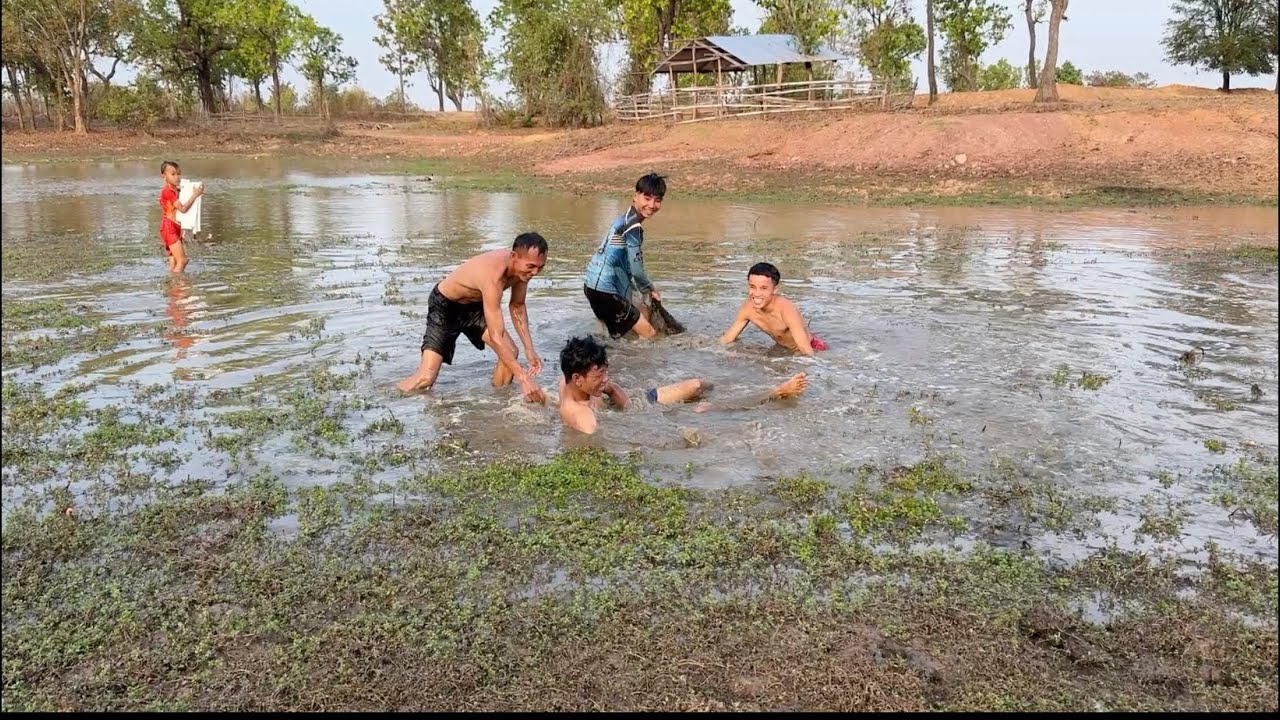 ไล่จับปลาม่วนสุดๆ ก่อนเตรียมงานแต่งสาวพอน | ຕຶກແຫໄລ່ຈັບປາ