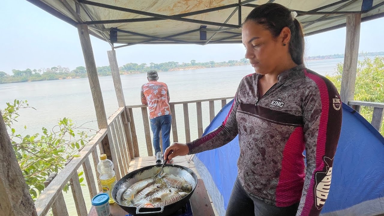ACAMPAMOS PESCAMOS E FIZEMOS PEIXE FRITO NA BEIRA DO RIO CHEIO DE PEIXE!