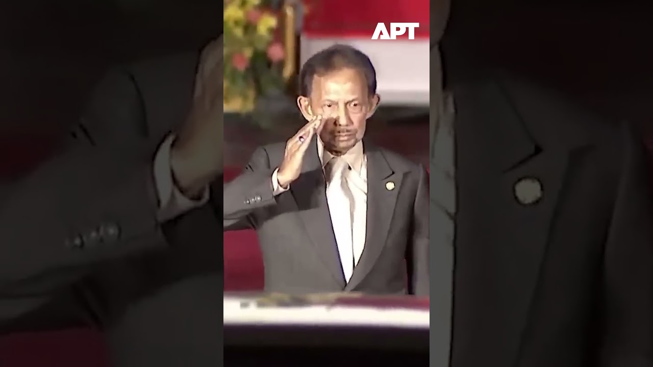 Sultan of Brunei Pilots His Own Royal Boeing 747 to Philippines for ASEAN Meeting | APT