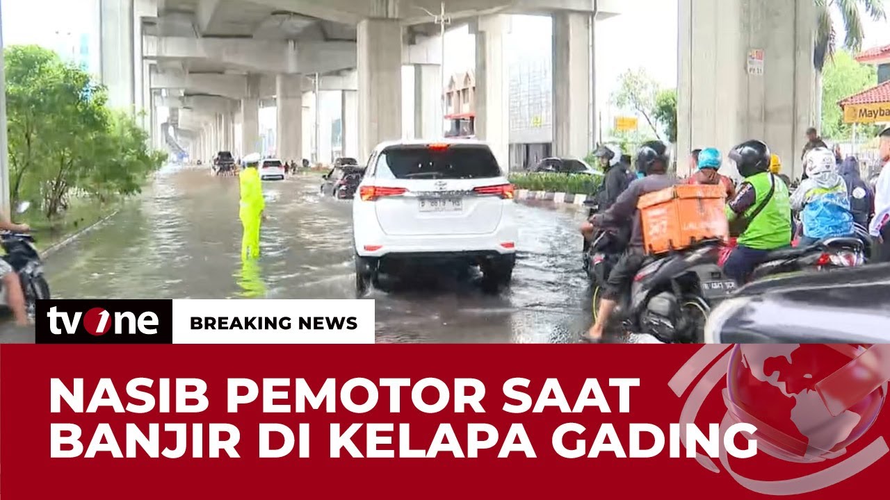 Menunggu Lama, Pengendara Nekat Terobos Banjir di Kelapa Gading | Breaking News