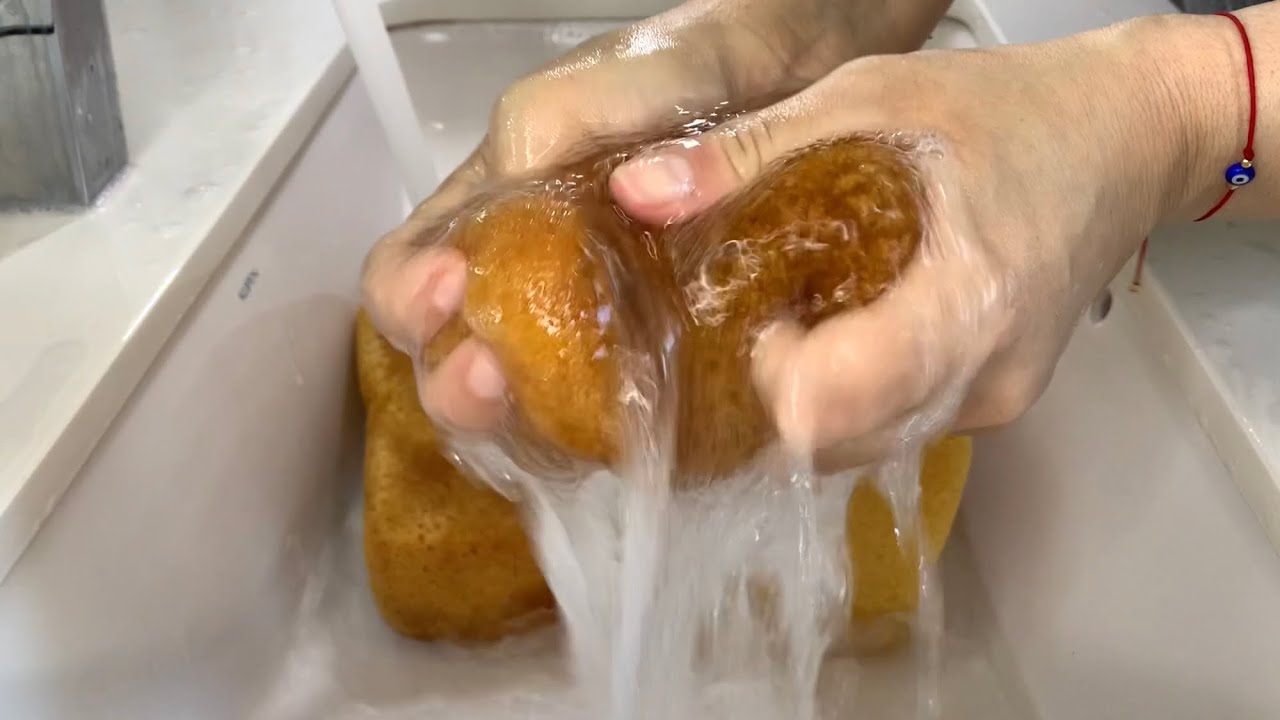 ✨ODDLY SATISFYING✨ RINSING SOAPY SPONGES WITH JUST WATER 💦