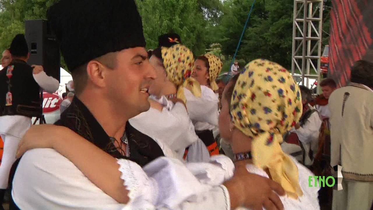 Dansatorii Ansamblului Profesionist Doina Gorjului   in Festival Romania Autentica   Joc de Salaj