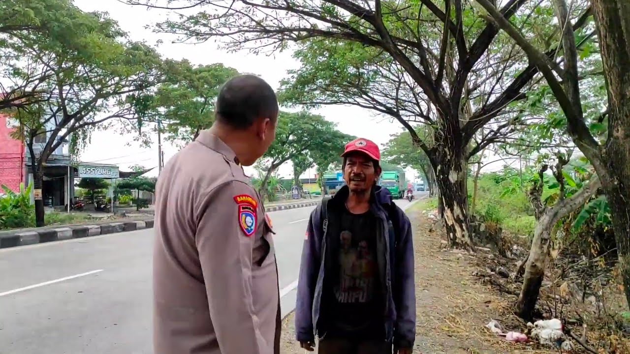 4 BULAN JALAN KAKI,SEORANG BAPAK WARGA SULAWESI CARI PEKERJAAN MALAH TERLANT@R DI LAMONGAN