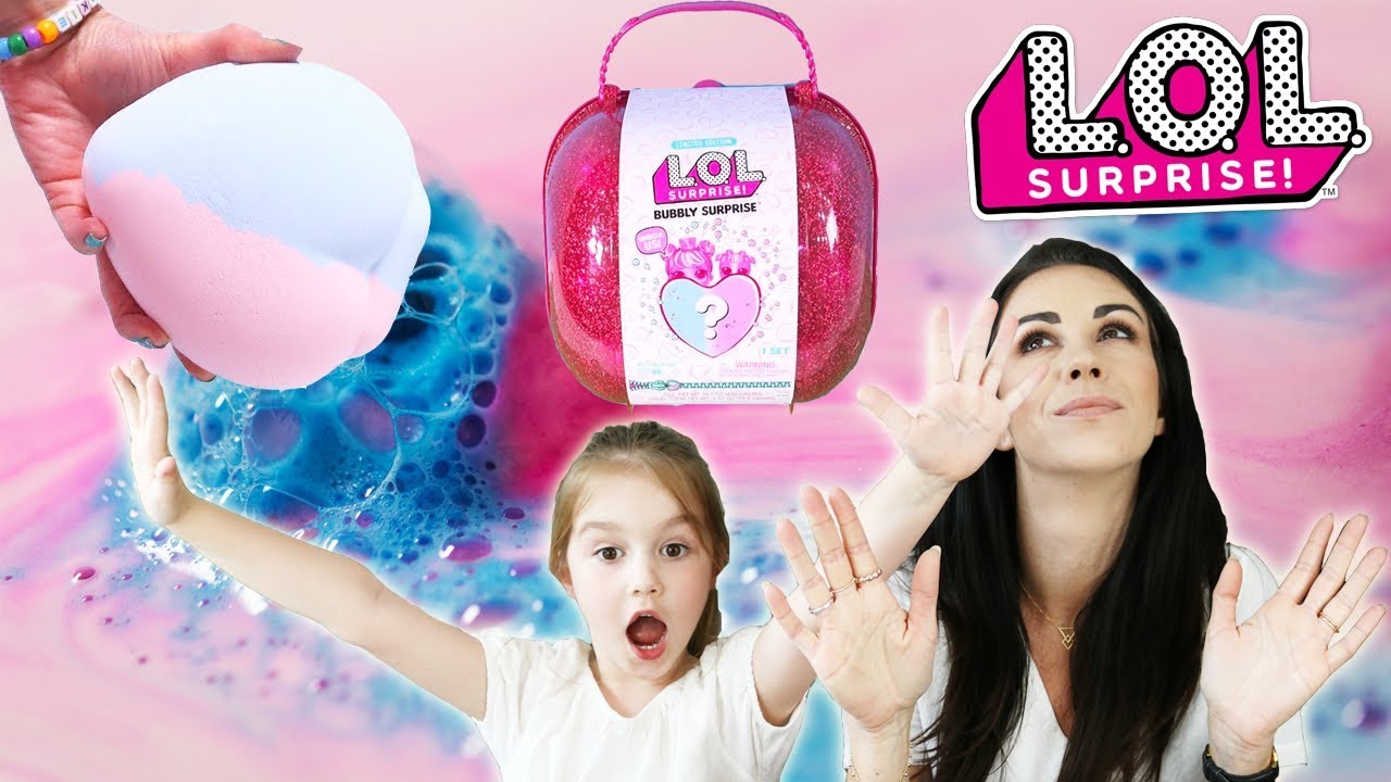 LOL BUBBLY SURPRISE   On délivre une poupée prisonière d'une BOMBE de BAIN !!!