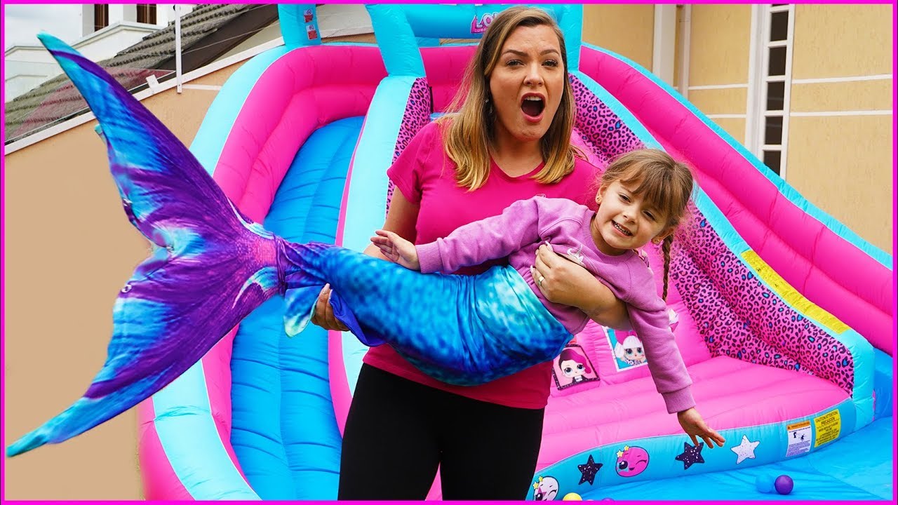 ХЕЛЕНА ОБРАЩАЕТСЯ ВОДНОЙ РУЧКОЙ НА НАДУВНОЙ ПОТОК | Русалка на надувной водной горке